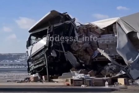 Под Одессой столкнулись два грузовика: по словам очевидцев, оба водителя погибли (фото)