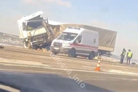 Под Одессой столкнулись два грузовика: по словам очевидцев, оба водителя погибли (фото)