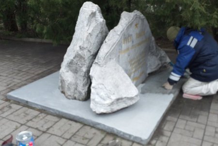 На Даче Ковалевского и в парке Шевченко коммунальщики покрасили элементы памятников погибшим воинам (фото)