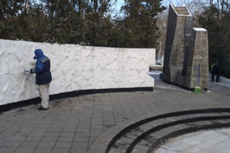На Даче Ковалевского и в парке Шевченко коммунальщики покрасили элементы памятников погибшим воинам (фото)