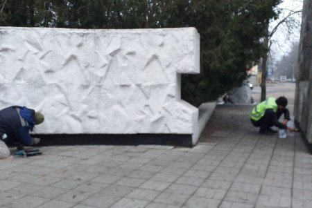 На Даче Ковалевского и в парке Шевченко коммунальщики покрасили элементы памятников погибшим воинам (фото)