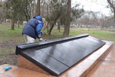 На Даче Ковалевского и в парке Шевченко коммунальщики покрасили элементы памятников погибшим воинам (фото)