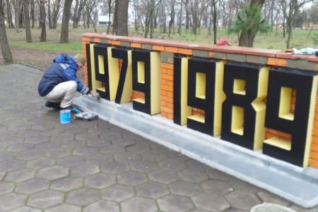 На Даче Ковалевского и в парке Шевченко коммунальщики покрасили элементы памятников погибшим воинам (фото)