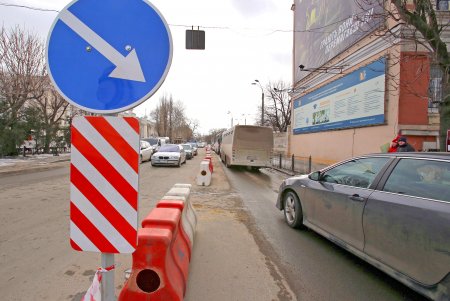 Двустороннее движение организовали возле Старосенной площади (фоторепортаж)