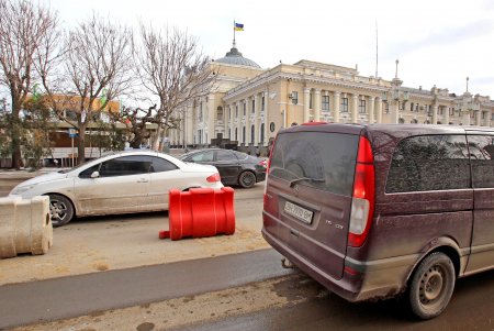 Двустороннее движение организовали возле Старосенной площади (фоторепортаж)