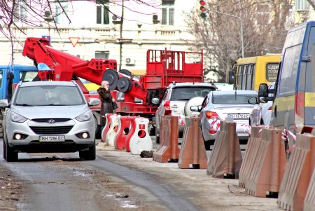 Двустороннее движение организовали возле Старосенной площади (фоторепортаж)