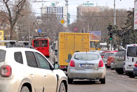 Двустороннее движение организовали возле Старосенной площади (фоторепортаж)