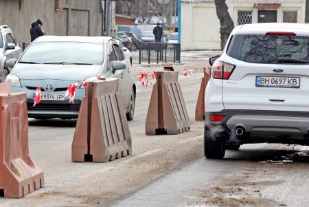 Двустороннее движение организовали возле Старосенной площади (фоторепортаж)