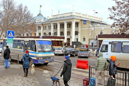 Двустороннее движение организовали возле Старосенной площади (фоторепортаж)