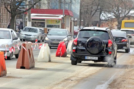 Двустороннее движение организовали возле Старосенной площади (фоторепортаж)