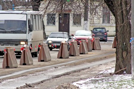 Двустороннее движение организовали возле Старосенной площади (фоторепортаж)