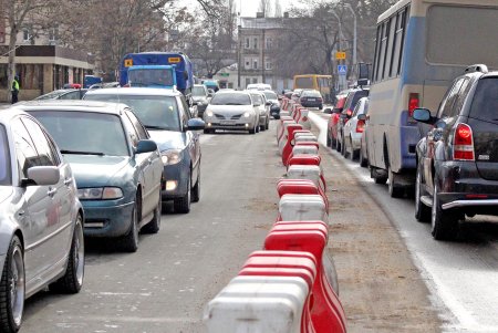 Двустороннее движение организовали возле Старосенной площади (фоторепортаж)