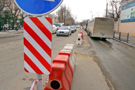 Двустороннее движение организовали возле Старосенной площади (фоторепортаж)
