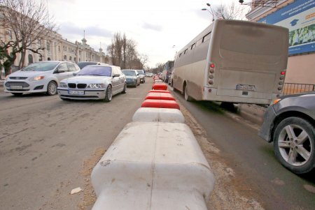 Двустороннее движение организовали возле Старосенной площади (фоторепортаж)