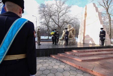 Одесситы возложили цветы к памятнику воинам-интернационалистам (фото)
