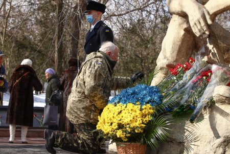 Одесситы возложили цветы к памятнику воинам-интернационалистам (фото)