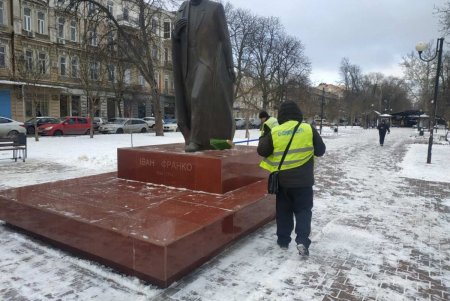 Коммунальщики привели в порядок ряд памятников и бюветов в Малиновском районе (фото)