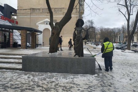 Коммунальщики привели в порядок ряд памятников и бюветов в Малиновском районе (фото)