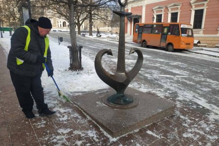 Коммунальщики привели в порядок ряд памятников и бюветов в Малиновском районе (фото)