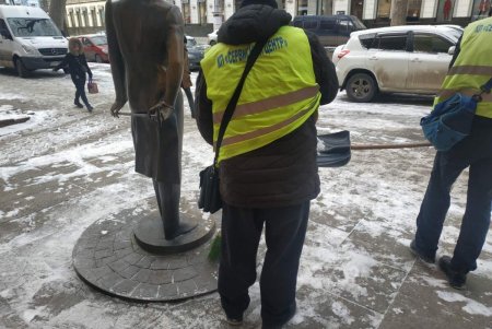 Коммунальщики привели в порядок ряд памятников и бюветов в Малиновском районе (фото)