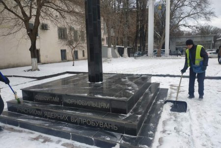 Коммунальщики привели в порядок ряд памятников и бюветов в Малиновском районе (фото)