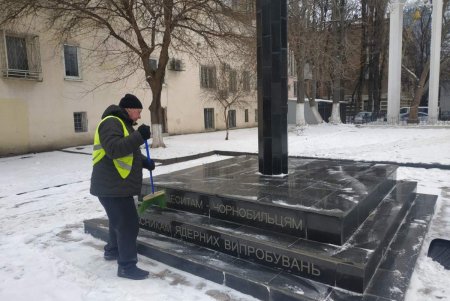 Коммунальщики привели в порядок ряд памятников и бюветов в Малиновском районе (фото)