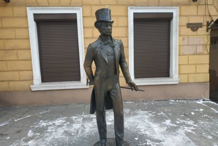 Коммунальщики привели в порядок ряд памятников и бюветов в Малиновском районе (фото)