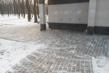 Коммунальщики привели в порядок ряд памятников и бюветов в Малиновском районе (фото)