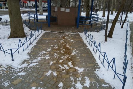 Коммунальщики привели в порядок ряд памятников и бюветов в Малиновском районе (фото)