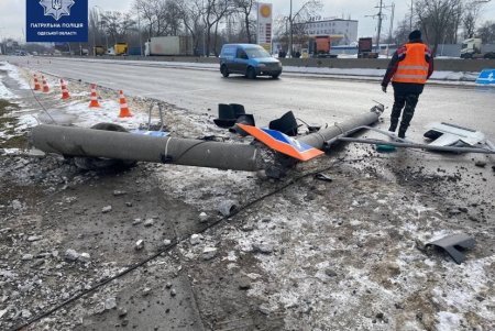 На выезде из Одессы иномарка сбила светофор (фото)