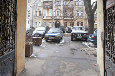 Асташкина - улица армейских складов, красных фонарей, и место убийства криминального авторитета (фоторепортаж)