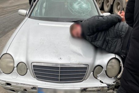 В Новых Белярах иностранец сбил на авто двух полицейских, а также незаконно хранил оружие и наркотики (фото, видео)