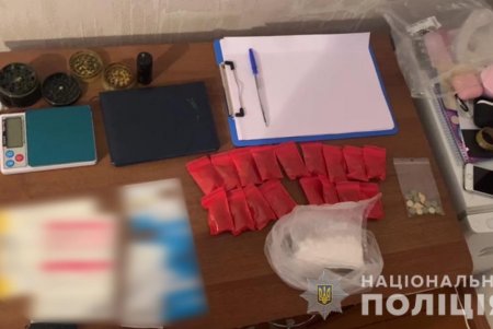 Порошок, таблетки, кристаллы: житель Каролино-Бугаза купил наркотики на 200 тысяч гривен (фото, видео)