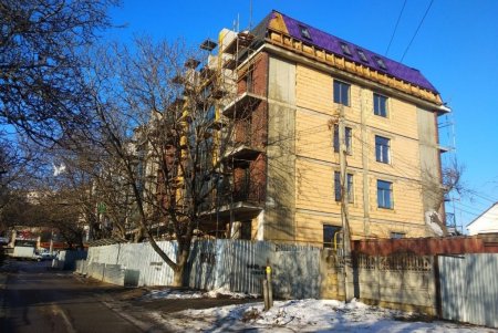 На Люстдорфской дороге незаконно строят пятиэтажный дом: горожан предупреждают об опасности инвестирования в объект