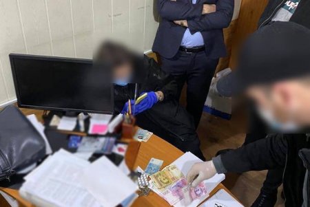Госисполнитель и его начальник ответят в суде за получение взятки