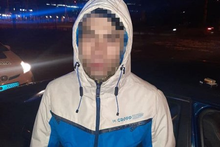 Полицейские задержали на улицах города пешехода и пассажира BMW с наркотиками в кармане