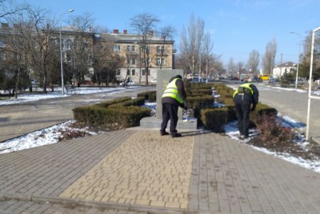 Коммунальщики привели в порядок три памятника и бювет в Суворовском районе (фото)