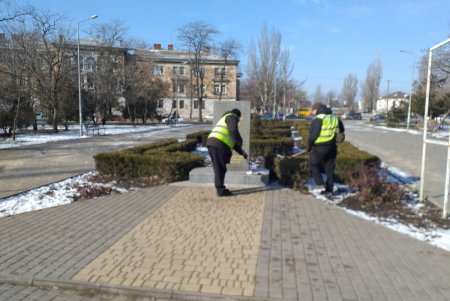 Коммунальщики привели в порядок три памятника и бювет в Суворовском районе (фото)