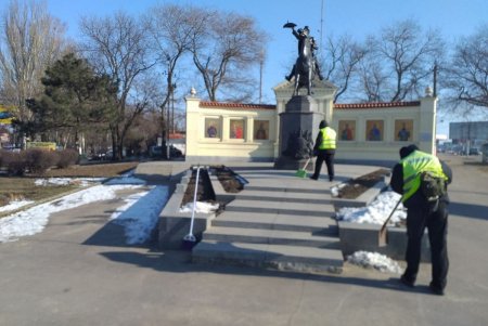 Коммунальщики привели в порядок три памятника и бювет в Суворовском районе (фото)