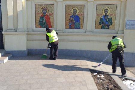 Коммунальщики привели в порядок три памятника и бювет в Суворовском районе (фото)