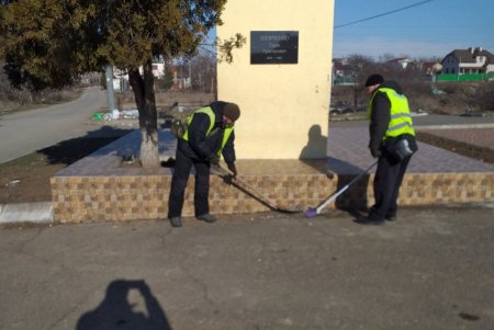 Коммунальщики привели в порядок три памятника и бювет в Суворовском районе (фото)