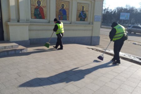 Коммунальщики привели в порядок три памятника и бювет в Суворовском районе (фото)