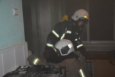 Спасатели ликвидировали пожар в роддоме № 5: из здания эвакуировали 16 младенцев, рожениц и медперсонал (фото)