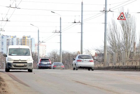 Действует запрет на движение грузового транспорта по Ивановскому мосту (фоторепортаж)