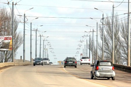 Действует запрет на движение грузового транспорта по Ивановскому мосту (фоторепортаж)