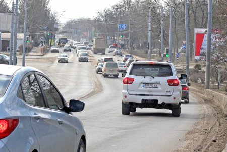 Действует запрет на движение грузового транспорта по Ивановскому мосту (фоторепортаж)