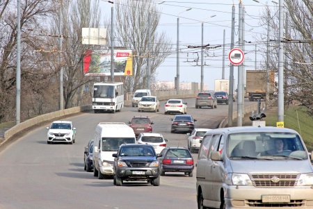 Действует запрет на движение грузового транспорта по Ивановскому мосту (фоторепортаж)