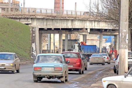 Действует запрет на движение грузового транспорта по Ивановскому мосту (фоторепортаж)
