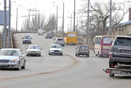 Действует запрет на движение грузового транспорта по Ивановскому мосту (фоторепортаж)