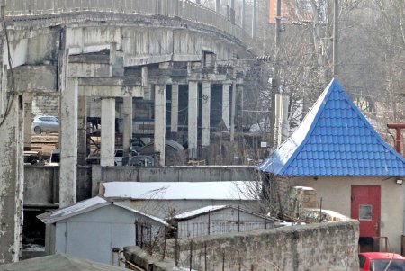 Действует запрет на движение грузового транспорта по Ивановскому мосту (фоторепортаж)